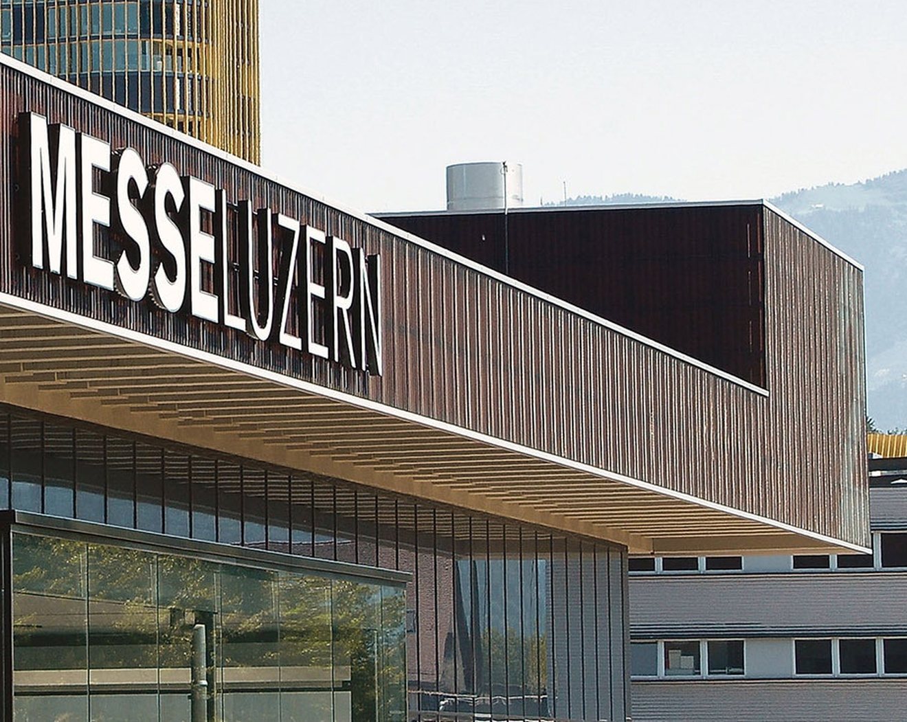 Messe Luzern mit Schriftzug, im Hintergrund der Pilatus